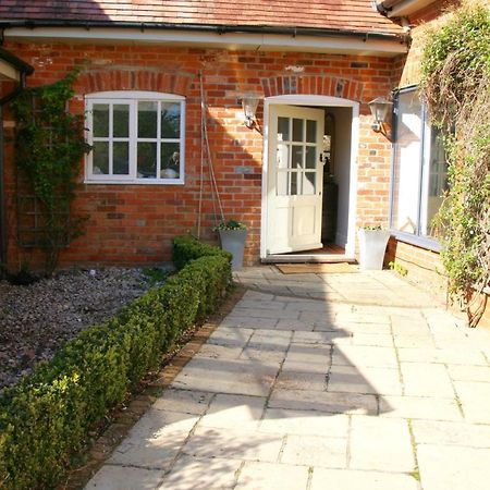 Thatched Cottage Hungerford Exterior photo