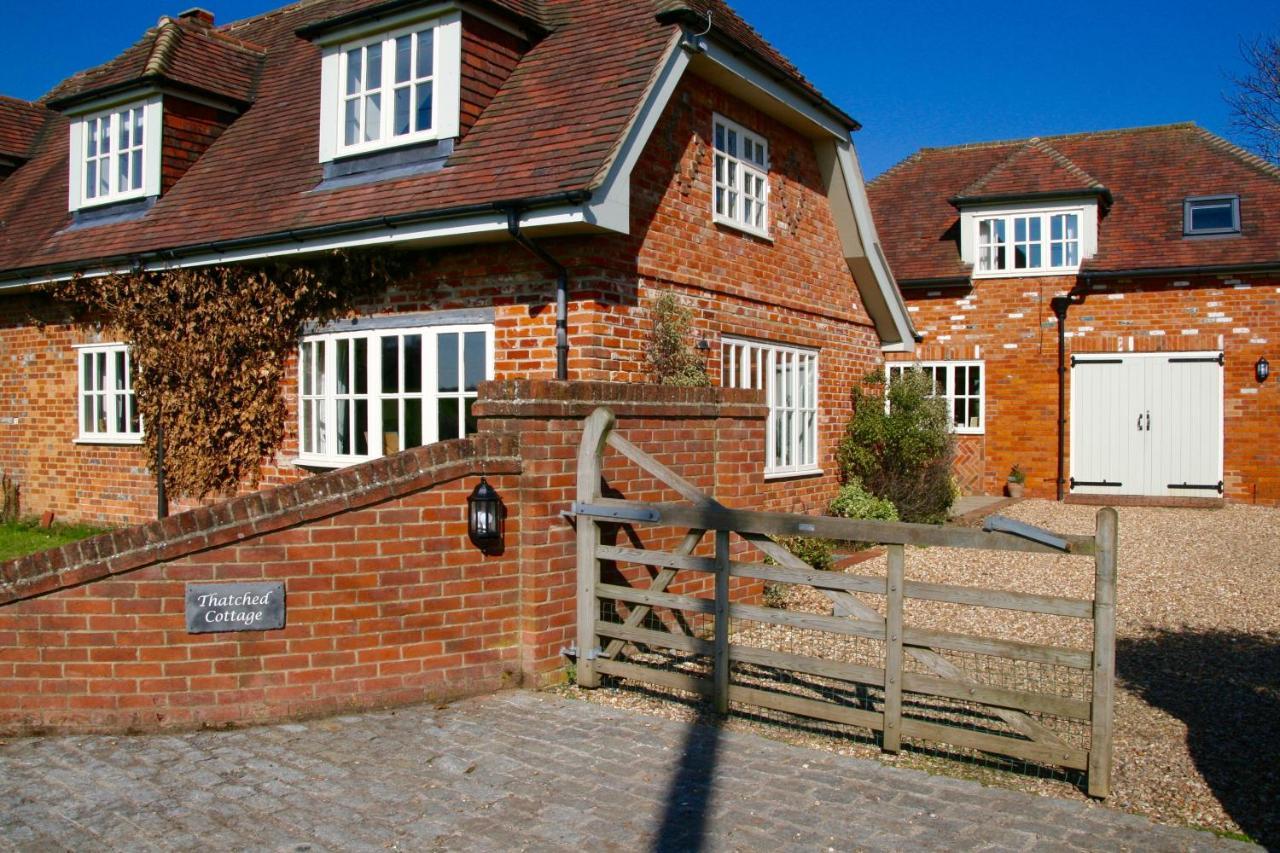 Thatched Cottage Hungerford Exterior photo